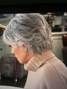 Taglio capelli grigi donna over 60 