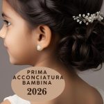 prima acconciatura bambina 2026 raccolto morbido con gioiello e boccoli