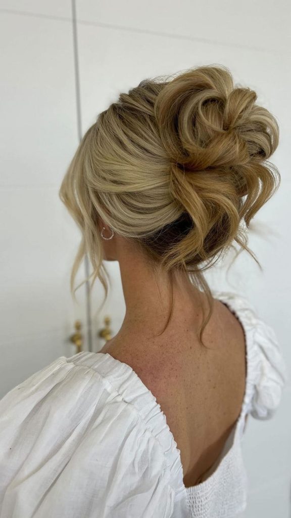 acconciatura-alta-elegante per la damigella per la sposa capelli biondi