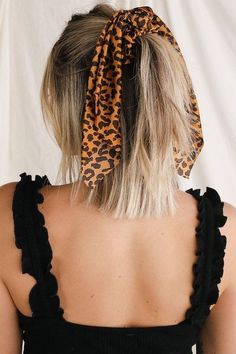 acconciatura coda caschetto con foulard leopardo