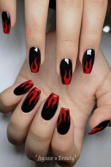 unghie colorate rosso sangue e nere 2023