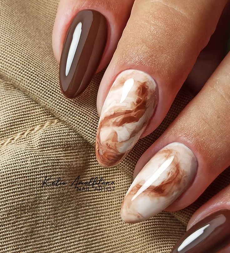 unghie marmorizzate marrone autunno 2023
