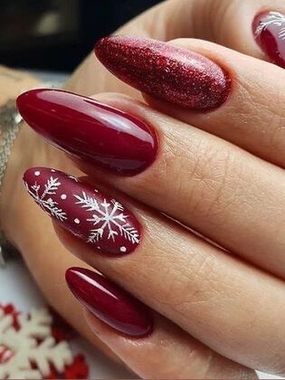 manicure natale rosso bordeaux con fiocchi di neve