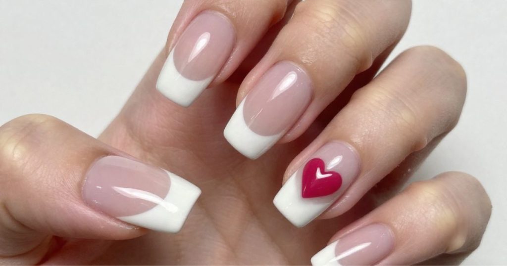unghie nude con micro cuori idee semplice per san valentino 2026