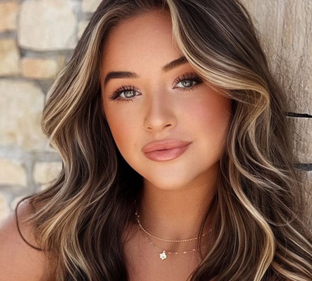 punti luce viso capelli castani pelle abbronzata dorata estate 2025